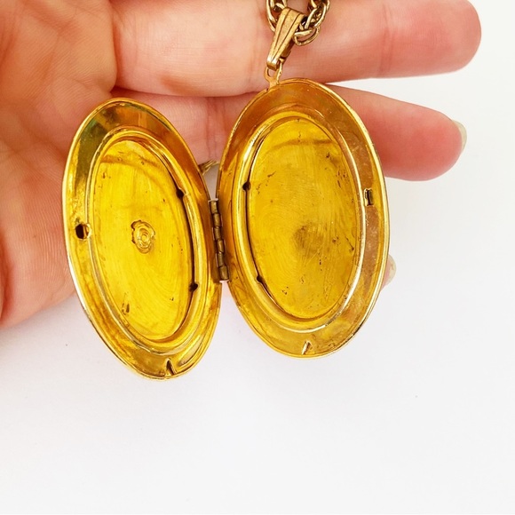 Vintage gold tone cameo portrait painting locket on 24” gold tone chain - Picture 4 of 7